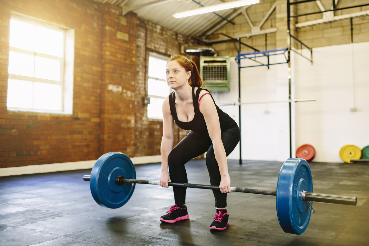 woman-focused-on-lifting-weights