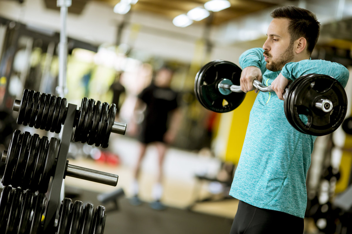 man-lifthing-weights