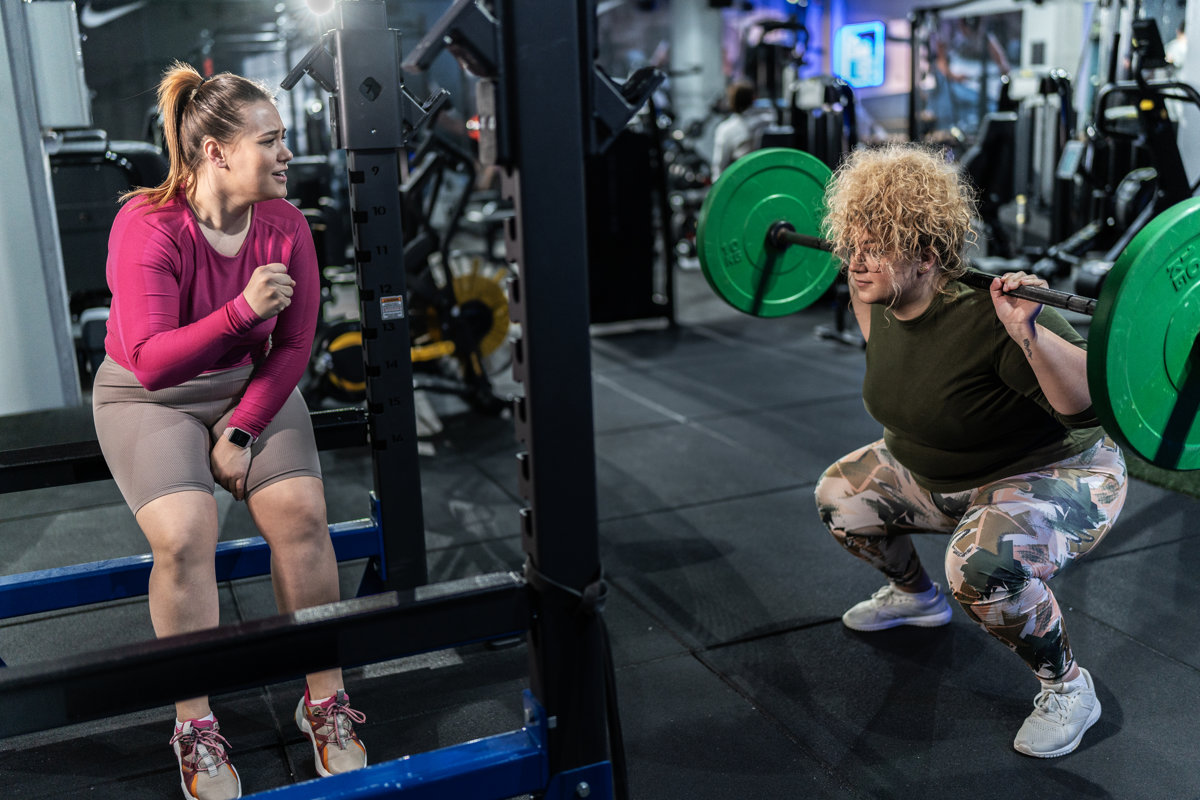 women-lifthing-weights